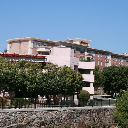 Hampton Inn & Suites Stamford Exterior photo