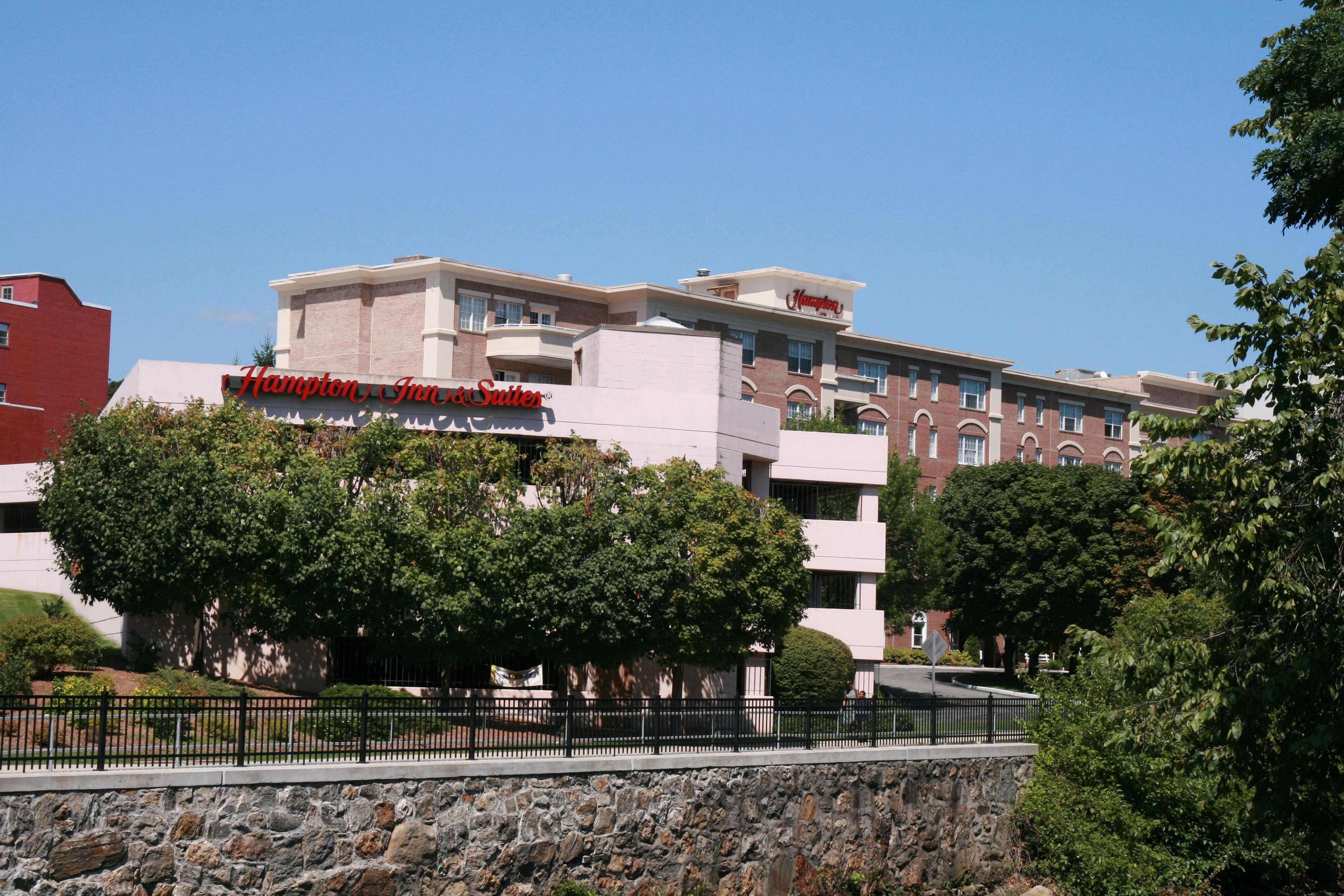 Hampton Inn & Suites Stamford Exterior photo